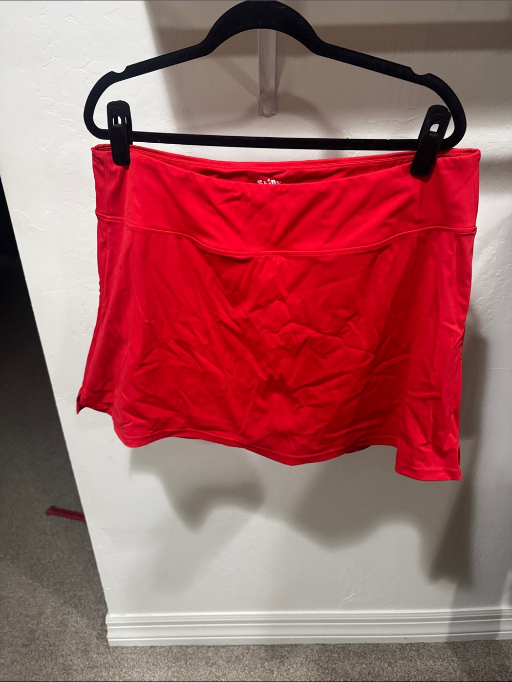 Shiny by nature red active skort